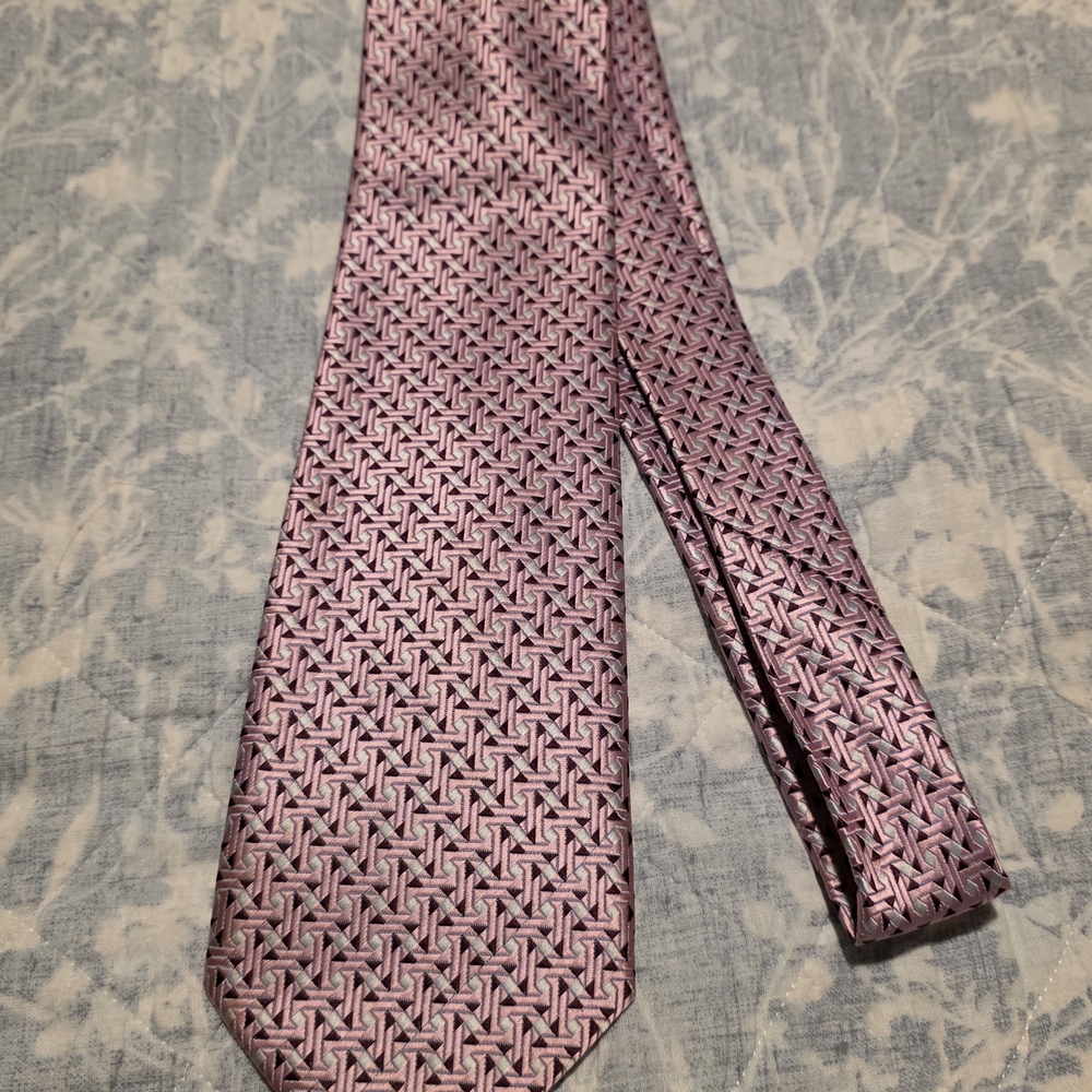 Elegant Pink Geometric Tie
